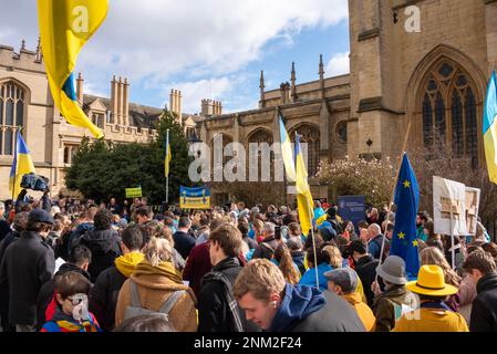 Oxford, Royaume-Uni, 24th février 2023. Les personnes qui assistent à un rassemblement pour la paix pour marquer le premier anniversaire de la guerre d'Ukraine à Radcliffe Square, Oxford. Crédit : Martin Anderson/Alay Live News Banque D'Images