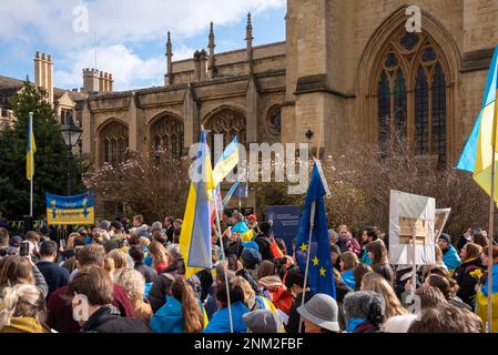 Oxford, Royaume-Uni, 24th février 2023. Les personnes qui assistent à un rassemblement pour la paix pour marquer le premier anniversaire de la guerre d'Ukraine à Radcliffe Square, Oxford. Crédit : Martin Anderson/Alay Live News Banque D'Images