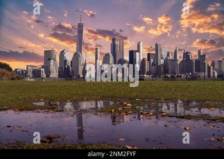 Vue panoramique incroyable sur la ville de New York et gratte-ciel au coucher du soleil. Vue magnifique sur le centre de Manhattan. Banque D'Images