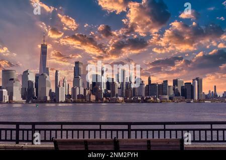 Vue panoramique incroyable sur la ville de New York et gratte-ciel au coucher du soleil. Vue magnifique sur le centre de Manhattan. Banque D'Images