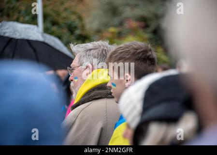 Oxford, Royaume-Uni, 24th février 2023. Les personnes qui assistent à un rassemblement pour la paix pour marquer le premier anniversaire de la guerre d'Ukraine à Radcliffe Square, Oxford. Crédit : Martin Anderson/Alay Live News Banque D'Images