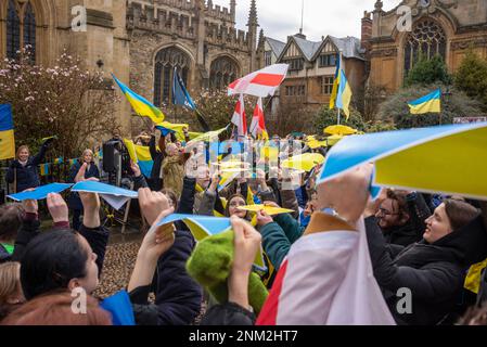 Oxford, Royaume-Uni, 24th février 2023. Les personnes qui assistaient à un rassemblement de la paix pour marquer le premier anniversaire de la guerre d'Ukraine à Radcliffe Square, Oxford, ont des feuilles bleues et jaunes pour faire un grand drapeau ukrainien qui sera vu par un drone au-dessus. Crédit : Martin Anderson/Alay Live News Banque D'Images