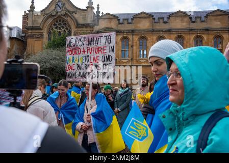 Oxford, Royaume-Uni, 24th février 2023. Les personnes qui assistent à un rassemblement pour la paix pour marquer le premier anniversaire de la guerre d'Ukraine à Radcliffe Square, Oxford. Crédit : Martin Anderson/Alay Live News Banque D'Images