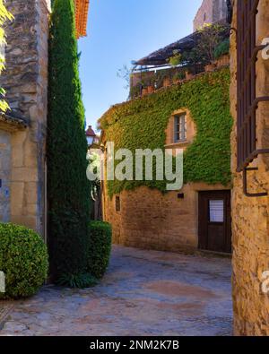 Toutes les rues de Peratallada sont lapidés et ornées de fleurs. Situé à Peratallada, Catalogne, Espagne. Banque D'Images