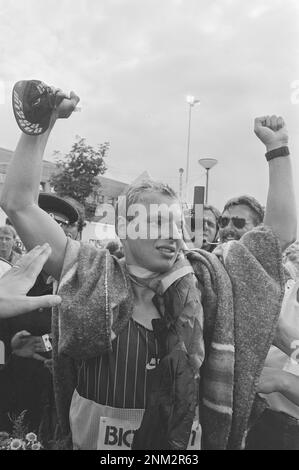 Championnats d'Europe de triathlon à Almere; vainqueur George Stam après la fin environ. 1985 Banque D'Images