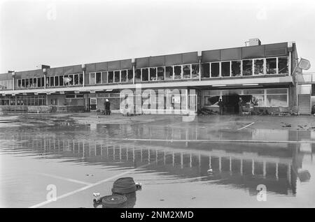 Feu à la boutique Makro Cash and Carry d'Amsterdam ; ici, on voit les suites de l'incendie. 1985 Banque D'Images