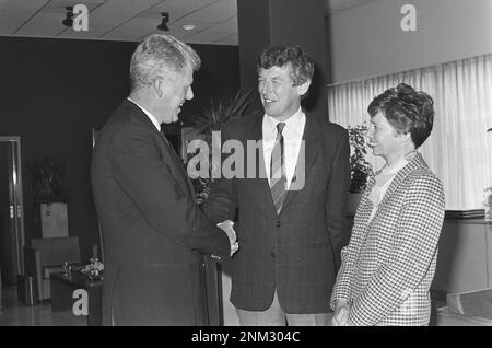 Wim Kok dit Au revoir à SER; sur la gauche Duisenbeg et sur la droite est Mme Kok ca. 1985 Banque D'Images