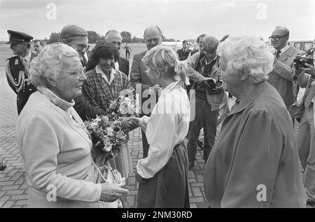 La princesse Margriet dévoile un monument à l'aérodrome de Teuge commémorant le retour de la princesse Juliana et des trois filles aux pays-Bas libérés le 2 août 1945: La princesse Juliana et la princesse Margriet sont présentées avec des fleurs ca. 1985 Banque D'Images