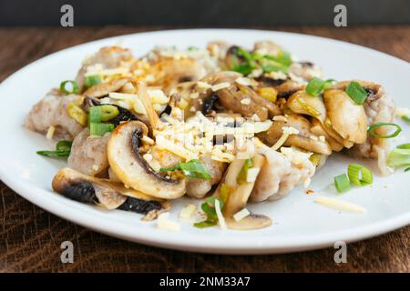 Gnocchis de sarrasin avec champignons et fromage Vegan marron Banque D'Images