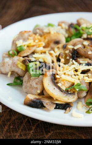 Gnocchis de sarrasin avec champignons et fromage Vegan marron Banque D'Images
