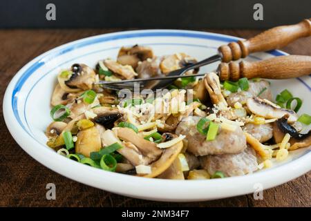 Gnocchis de sarrasin avec champignons et fromage Vegan marron Banque D'Images