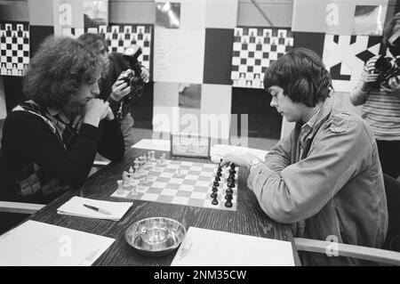 Histoire des pays-Bas : Tournoi d'échecs de Blast Furnace, 1st Round; Jan Timman (à gauche) contre Gert Ligterink ca. 15 janvier 1980 Banque D'Images
