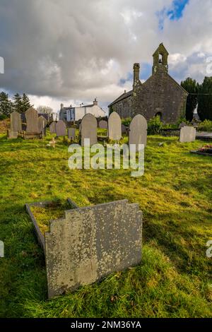 La cour de l'église St Cybi à Llangybi près de Pwllheli au nord du pays de Galles. Banque D'Images