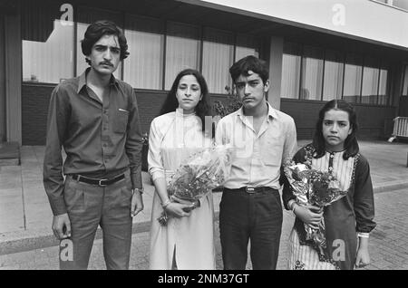 Quatre jeunes réfugiés afghans sont arrivés à Schiphol de gauche à droite. Galledda (13 ans), Hammid (16 ans), Weida (21 ans) et Daout (18 ans) ca. 1985 Banque D'Images