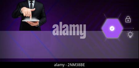 Homme dans le bureau uniforme debout en appuyant sur bouton virtuel avec la tablette de maintien de doigt. Gentleman en entreprise attyre porte-étiquette pointant nouveau futuriste Banque D'Images