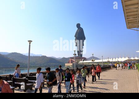 23 décembre 2022 - Gujarat en Inde : les gens sont fascinés et ravis par la statue de l'unité au Gujarat, en Inde Banque D'Images