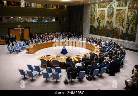 New York, États-Unis. 24th févr. 2023. Les membres du Conseil de sécurité des Nations Unies siègent dans la salle de réunion au début de la session extraordinaire. Autour de l'anniversaire du début de l'invasion russe de l'Ukraine, l'Assemblée générale des Nations Unies et le Conseil de sécurité des Nations Unies se réunissent pour des sessions spéciales au siège de l'ONU. L'armée russe avait envahi l'Ukraine sur 24 février 2022. Credit: Bernd von Jutrczenka/dpa/Alamy Live News Banque D'Images