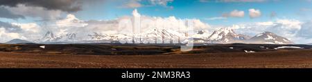 Paysage panoramique de la chaîne de montagnes volcaniques avec de la neige couverte sur une nature sauvage isolée dans les Highlands islandais l'été Banque D'Images