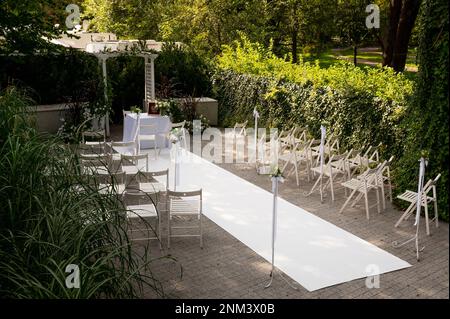 intérieur de la salle de mariage, jardins et décorations tapis blanc, chaises et décorations de mariage dans le jardin Banque D'Images