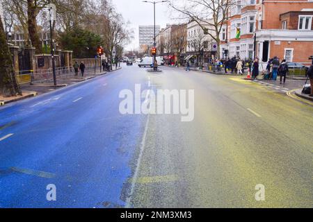 Londres, Angleterre, Royaume-Uni. 24th févr. 2023. Couleurs du drapeau ukrainien, peint sur la route à l'extérieur de l'ambassade de Russie par le groupe dirigé par des ânes la veille, vu à l'occasion du premier anniversaire de l'invasion de l'Ukraine par la Russie. (Credit image: © Vuk Valcic/ZUMA Press Wire) USAGE ÉDITORIAL SEULEMENT! Non destiné À un usage commercial ! Banque D'Images