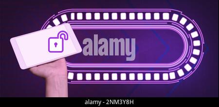 Téléphone portable main tenant présentant les nouvelles technologies futuristes. Téléphone portable de transport de paume affichant résoudre des idées virtuelles innovantes tardives. Écran Banque D'Images