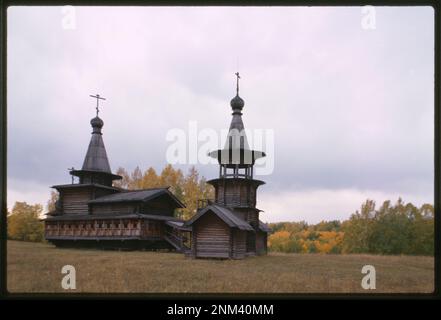 L'église en rondins du Sauveur et clocher (1700), vue nord-ouest, du village de Zashiversk, a déménagé et remonté dans le musée d'architecture et d'histoire à Akademgorodok, Russie. Collection de photographies Brumfield. Bâtiments en rondins,Fédération de Russie,1990-2000. , Églises orthodoxes,Fédération de Russie,1990-2000. , Fédération de Russie,Novosibirskaia oblast ,Akademgorodok. Banque D'Images