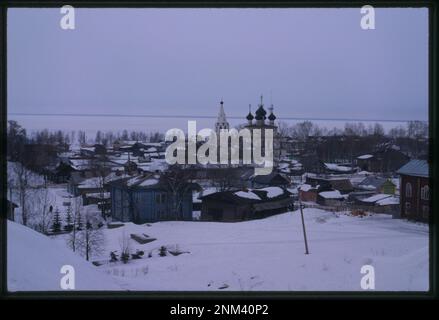 Panorama d'hiver, avec l'église du Sauveur miséricordieux (1716-23), et Beloe Ozero (Lac blanc) en arrière-plan, Belozersk, Russie. Collection de photographies Brumfield. Villes,Fédération de Russie,1990-2000. , Églises orthodoxes,Fédération de Russie,1990-2000. , Fédération de Russie,Vologodskaia oblast ,Belozersk. Banque D'Images