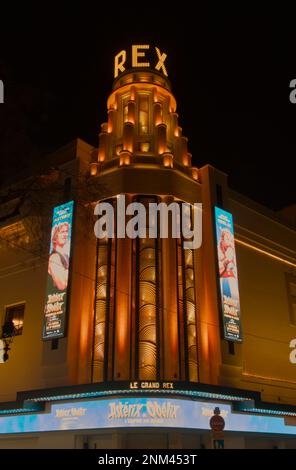 Théâtre et cinéma le Grand Rex la nuit, Paris France Banque D'Images