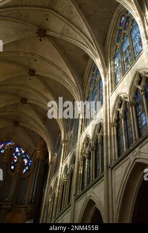 Le toit intérieur, vitraux supérieurs d'organes de la Nave de l'église Saint-Severin, Paris France Banque D'Images