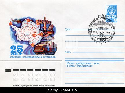 URSS - vers 1981: Une enveloppe postale de la première journée de l'URSS avec des timbres. 25 ans de recherche soviétique en Antarctique. Banque D'Images