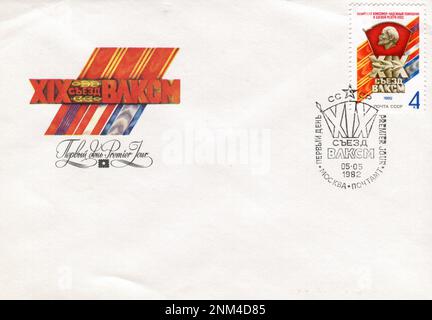 URSS - vers 1982: Une enveloppe postale de la première journée de l'URSS avec des timbres. XIX Congrès du Komsomol (1982). Banque D'Images