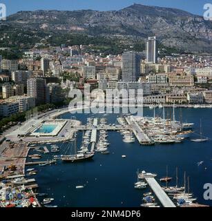 1960s, historique, Monaco, une vue sur Port Hercules, le seul port en eau profonde de la principauté et utilisé depuis les temps anciens. Situé dans le quartier de la Condamine, le port moderne avec des couchettes pour des centaines de bateaux a été construit pour la première fois en 1926. Banque D'Images