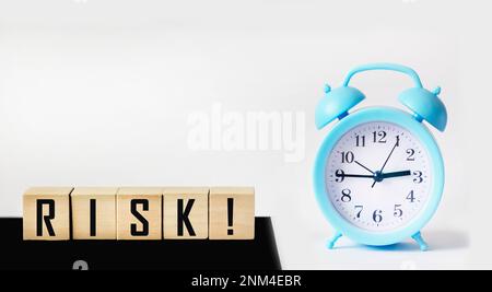 Cubes en bois avec le mot risque. Concept de prise de risque, de gestion des risques ou d'évaluation. Éliminer les risques dans les décisions de financement d'entreprise. Banque D'Images