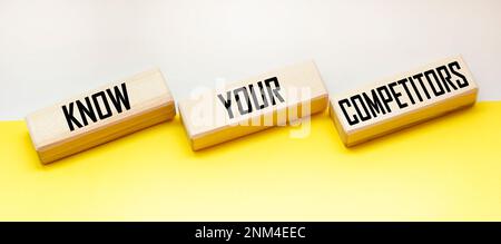 Sur les blocs de bois le texte DE CONNAÎTRE VOS CONCURRENTS concept de succès d'affaires. Banque D'Images