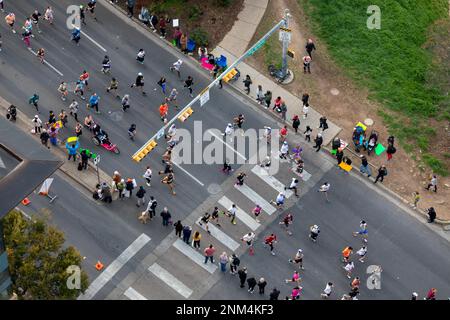 Vue aérienne des coureurs de marathon d'Austin sur l'avenue Cesar Chavez au Texas Banque D'Images