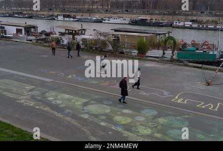 Atterrissage d'un tour de skateboard sur les rives de la Seine Paris Banque D'Images