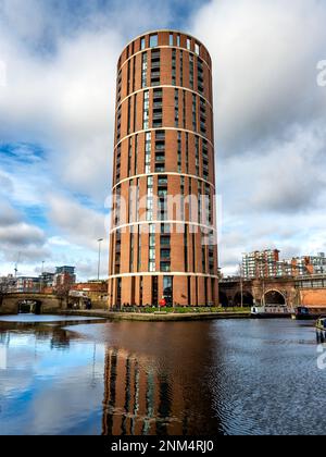 Image de l'architecture des appartements en bord de mer dans la tour Candle House avec vue sur le canal de Leeds à Liverpool Banque D'Images