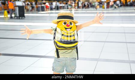 Fille avec grand sac à dos drôle, sac dans le terminal de l'aéroport. En attente de l'embarquement pour le vol. Bon voyage en famille.enregistrement des bagages au départ Banque D'Images