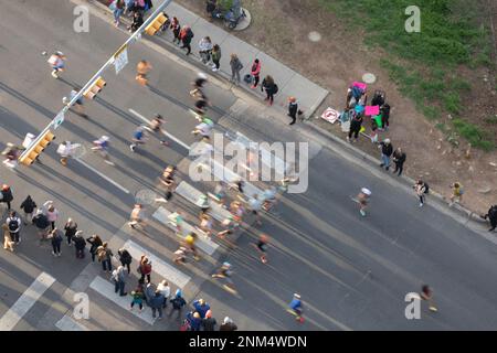 Vue en hauteur des coureurs qui se disputent à Austin, Texas Marathon. Banque D'Images