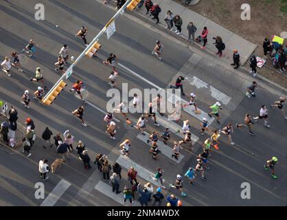 Vue en hauteur des coureurs qui se disputent à Austin, Texas Marathon. Banque D'Images