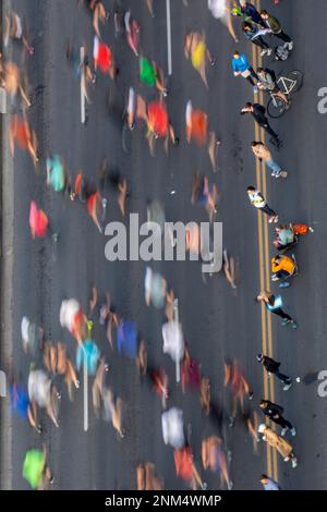 Vue aérienne des coureurs du marathon d'Austin en mouvement sur l'avenue Cesar Chavez au Texas. Banque D'Images