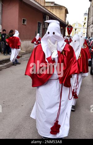 Procession le Vendredi Saint, hommes à capuchon pendant la procession de la semaine Sainte. Célébrations de Pâques - Sessa Aurunca. Italie Banque D'Images