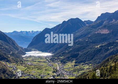 lac poschiavo et village de poschiavo dans l'une des vallées de graubunden en suisse jour ensoleillé Banque D'Images