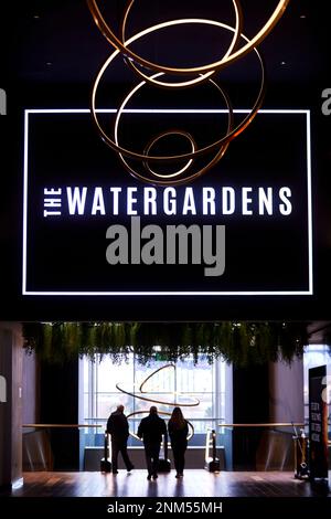 Salford Quays ancien Lowry Outlet Mall maintenant Quayside MediaCityUK nouveau quartier de restaurants, les Water Gardens Banque D'Images