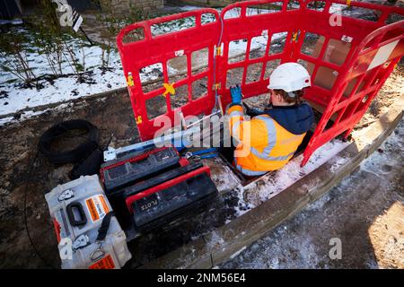 Travailleur BT OpenREACH femelle installant des câbles à fibre large bande Banque D'Images