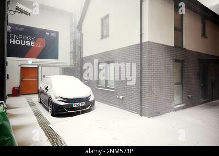 La fausse neige à LA SALFORD University Energy House 2,0, qui teste une maison moderne pour aider à façonner l'avenir du logement Banque D'Images