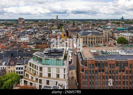 Groningen, pays-Bas - 7 juillet 2022: Ville médiévale hollandaise Groningen avec hôtel de ville et place du marché central Grote Markt Banque D'Images