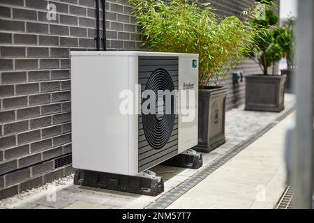 POMPE à chaleur de source d'air VAILLANT sur le côté d'une maison Banque D'Images