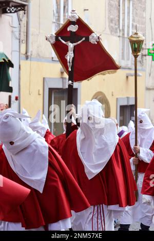 Procession le Vendredi Saint, hommes à capuchon pendant la procession de la semaine Sainte. Célébrations de Pâques - Sessa Aurunca. Italie Banque D'Images