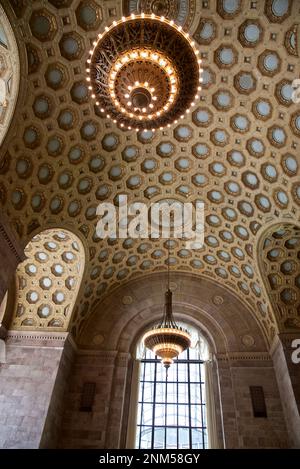 Toronto, Ontario / Canada - 26 mai 2019 : vue à angle bas du plafond d'un bâtiment de banque Banque D'Images